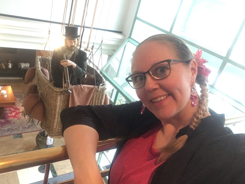 Event organiser Jenni Ahlstedt from Zeny AB locates in Stockholm and can travel the world to organise events. Phileas Fogg in the background.