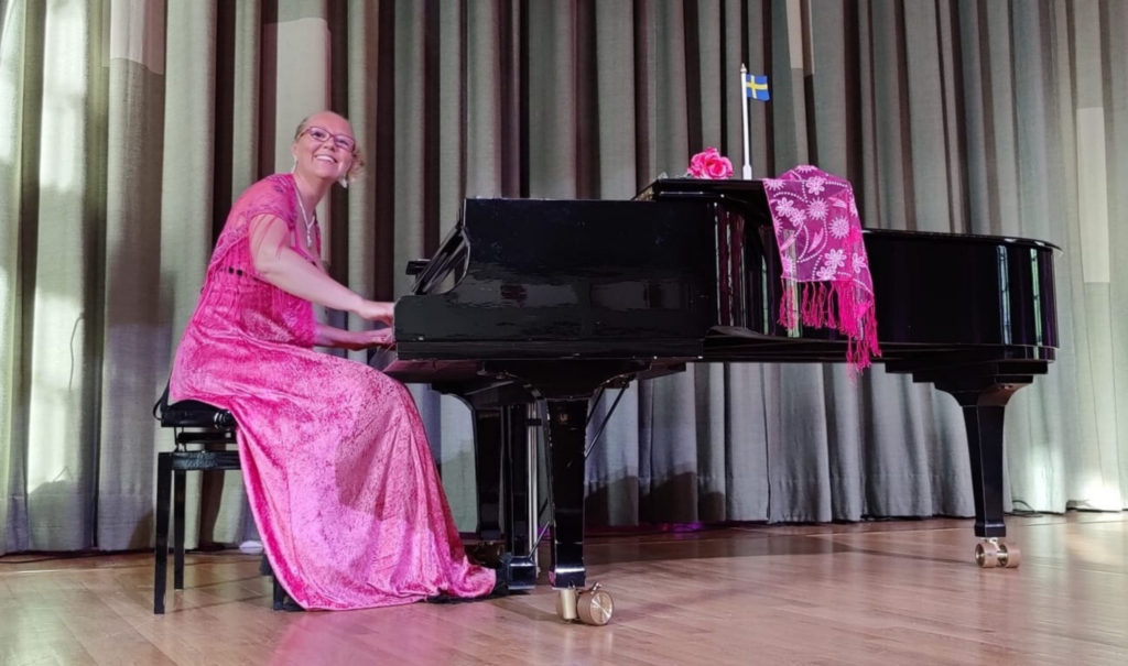 Pianist Jenni Ahlstedt from Zeny AB entertaining in a Gala